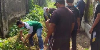 ​Bersama Warga, Banom NU Kedurus Gotong Royong Bersihkan Makam