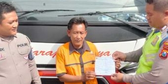 Terobos Lampu Merah di Tulungagung, Sopir Bus Harapan Jaya Ditilang Polisi