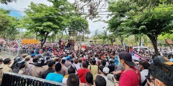 Tuntut Kejelasan Pilkades, Ribuan Massa Kepung Kantor Bupati Probolinggo dari Arah Barat dan Timur