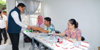 Plh Gubernur Jatim Nyoblos di TPS 37 Tegalsari Surabaya, Ajak Masyarakat untuk Tidak Golput