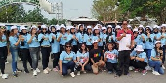 Peringat HUT ke-79 RI, Paguyuban Pedagang Pasar Mojoagung Ikuti Gerak Jalan Sayur Balap