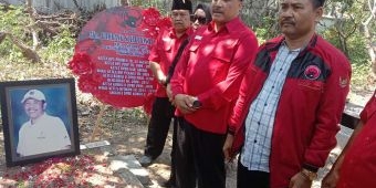 Peringati Kudatuli, Pengurus PDIP Gresik Tabur Bunga di Makam Bambang Ger