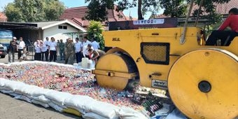 Satpol PP Kabupaten Kediri Musnahkan 2.672 Botol Minuman Beralkohol