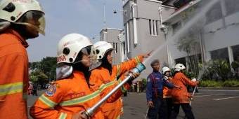 Relawan PMI Simulasi 'Sigap Evakuasi Korban' di Surabaya