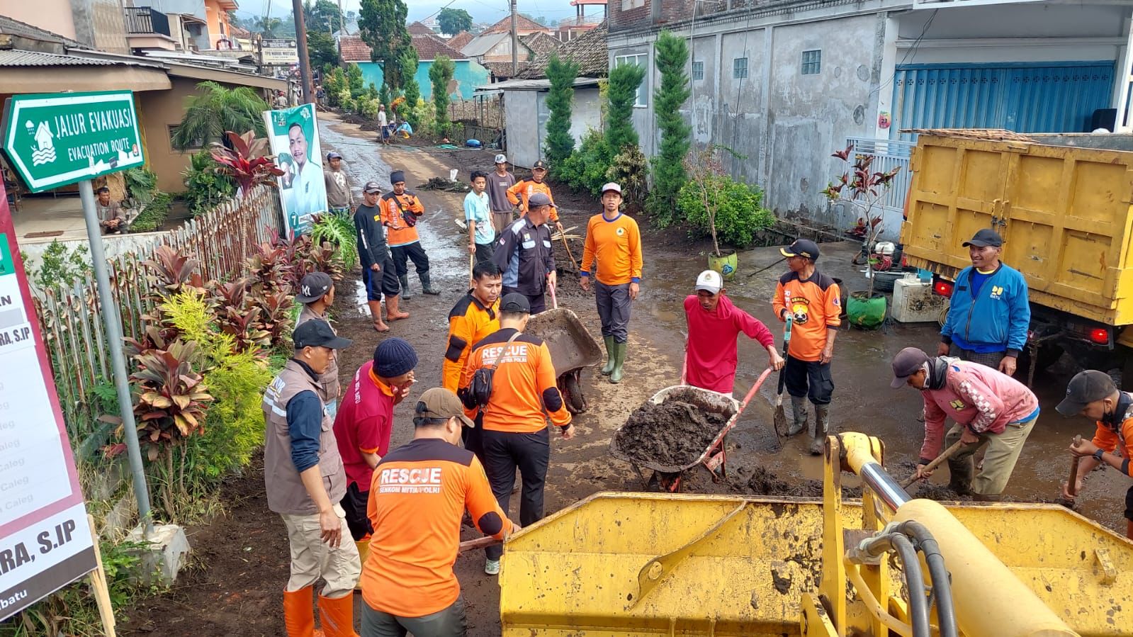 Pascabanjir Bumiaji Bpbd Kota Batu Lakukan Upaya Pembersihan Material