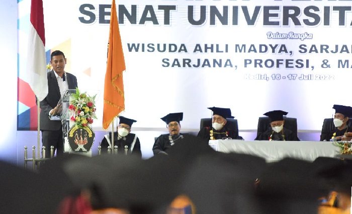 Hadiri Wisuda Universitas Kadiri Mas Abu Ajak Wisudawan Kolaborasi