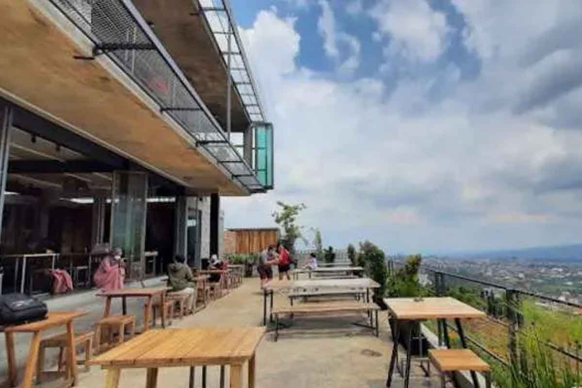 Cafe Dan Tempat Nongkrong Di Kota Batu Nuansa Pegunungan Dan Hutan Pinus