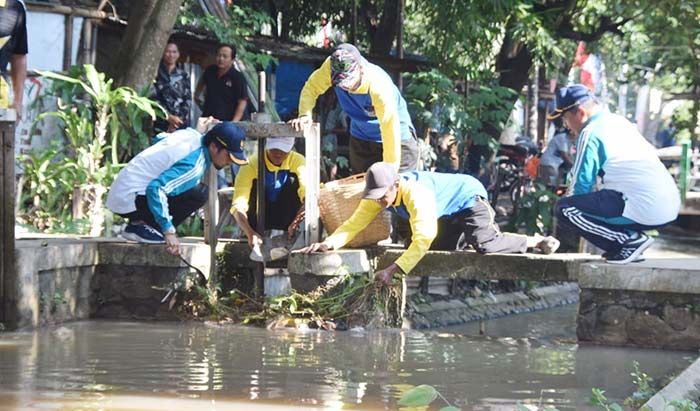 Peringati Hari Peduli Sampah Nasional, Bupati Madiun Ikut Bersihkan Sungai