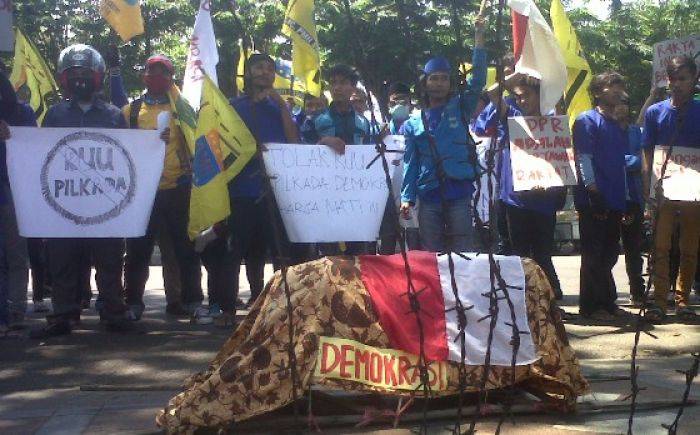 Aksi Jalan Mundur, Mahasiswa PMII Sidoarjo Tolak Pilkada Tak Langsung
