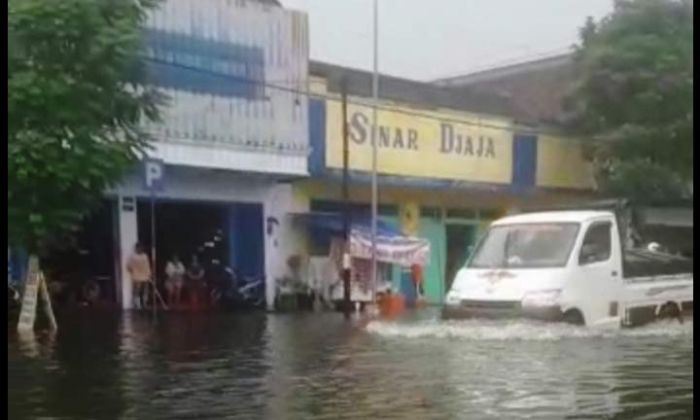 Diguyur Hujan Deras, Jalan Protokol Kota Blitar Kebanjiran