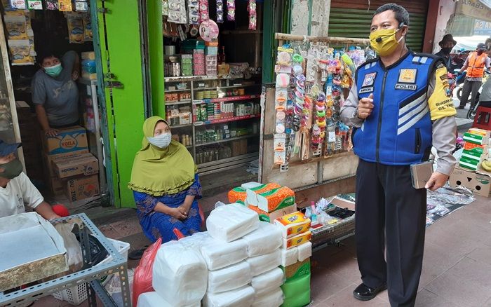 Berbekal Speaker Mini, Bhabinkamtibmas di Sidoarjo Blusukan ke Pasar Sosialisasi Cegah Covid-19