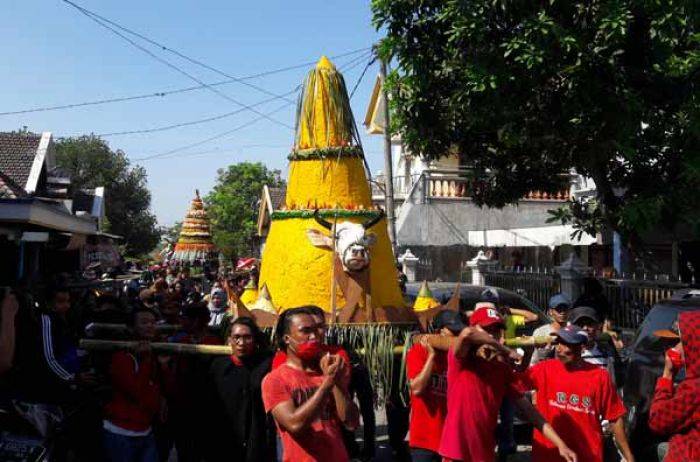 Warga Boteng Gresik Gelar Sedekah Bumi dengan Tumpeng Raksasa