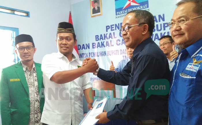 Hari Pertama Demokrat Jombang Buka Pendaftaran, Bu Mun Ambil Formulir Cabup