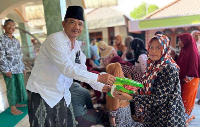 Baznas Sidoarjo Bagikan 110 Paket Beras di Dusun Kepetingan