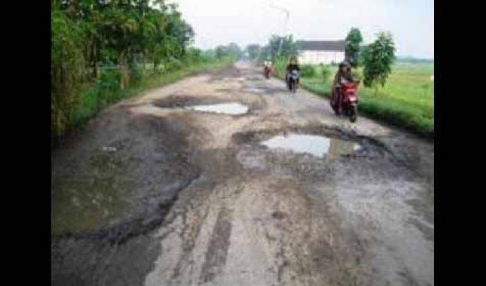 Jalan Lingkar Lamongan Hancur: Tak Tersentuh Perbaikan, Ancam Keselamatan