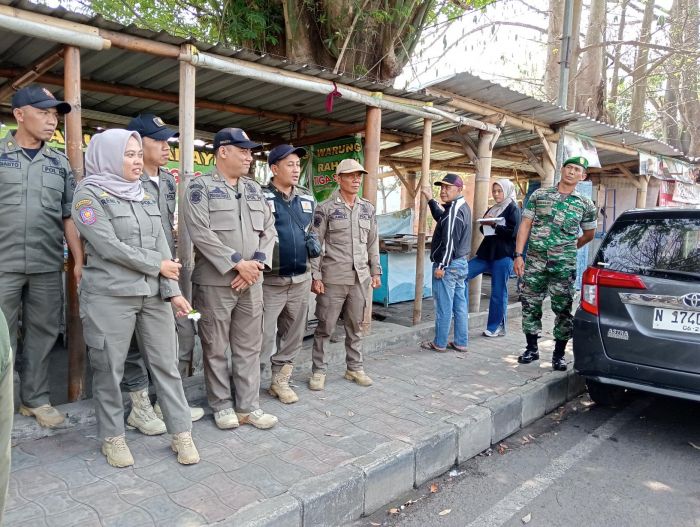 Masuk Batas Waktu dari Satpol PP, Sejumlah PKL Sultan Agung Kota Batu Enggan Bongkar Kios