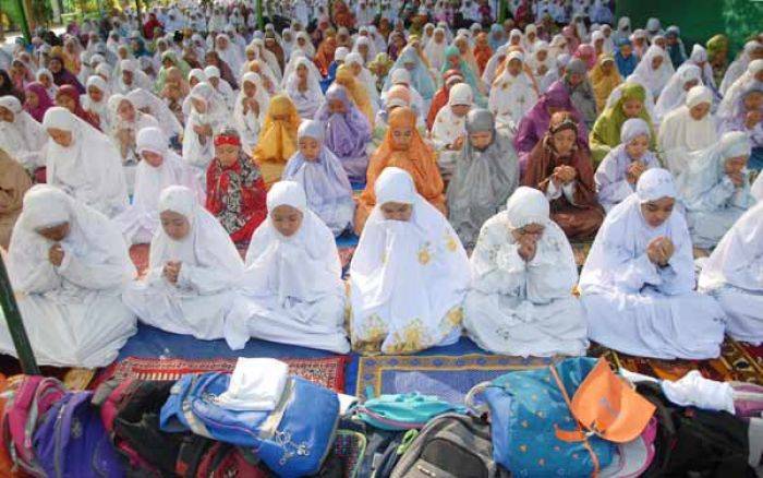 Ribuan Siswa Siswi di Jombang Gelar Salat Ghaib untuk Korban Crane di Mekkah