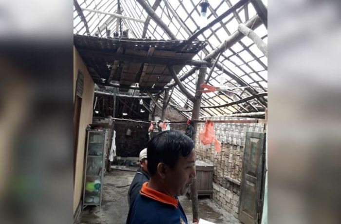 Puting Beliung Sapu Lowayu Dukun, Puluhan Rumah Rusak