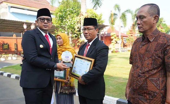 Pj Wali Kota Mojokerto Serahkan Penghargaan di Peringatan Harkitnas 2024