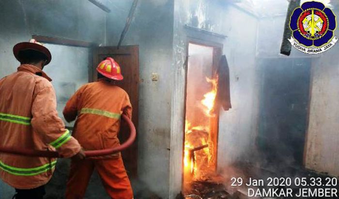 Gara-gara Selang Kompor Bocor, 1 Rumah di Jember Ludes Terbakar