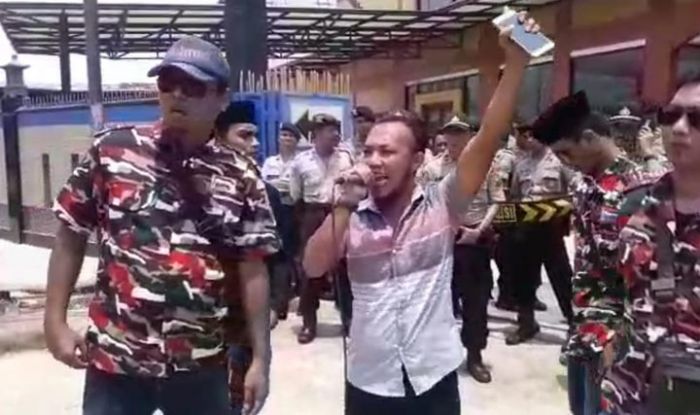 Puluhan Massa Demo Desak DPRD Pamekasan Stop Reklamasi Lahan Mangrove di Tlanakan