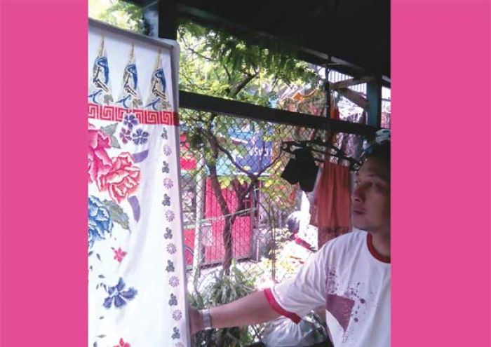 Sutrisno Kembangkan Seni Batik Surabaya di Dolly