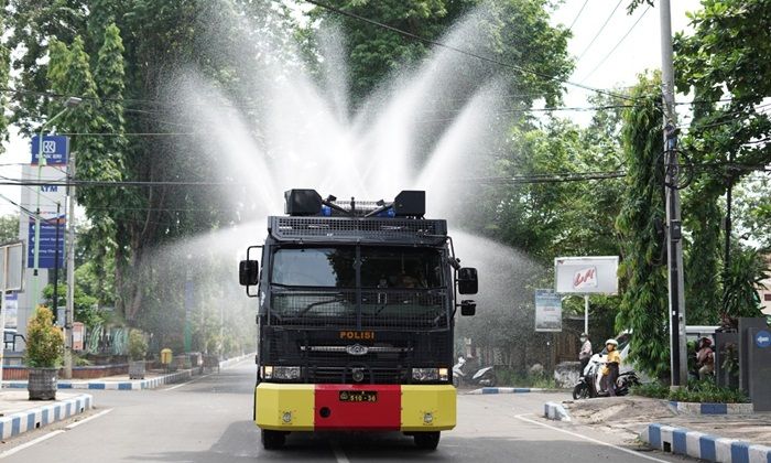 Putus Penyebaran Corona, Polres Probolinggo Kota Kerahkan Mobil Water Cannon