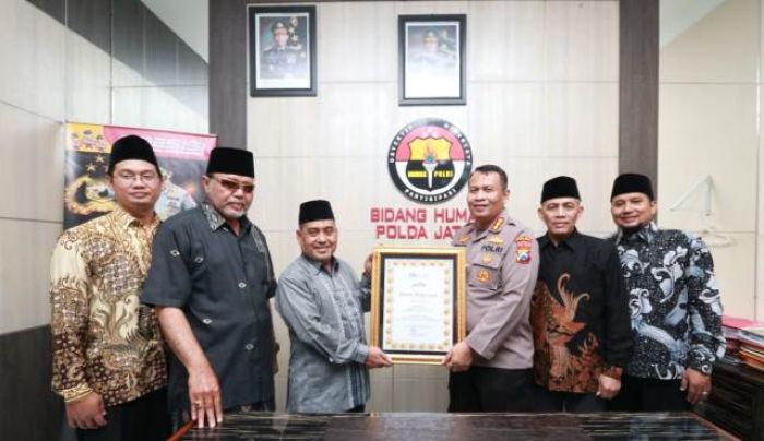 Peduli Siar Islam, Kabid Humas Polda Jatim Terima Penghargaan dari Ponpes Luar Jawa dan Jawa