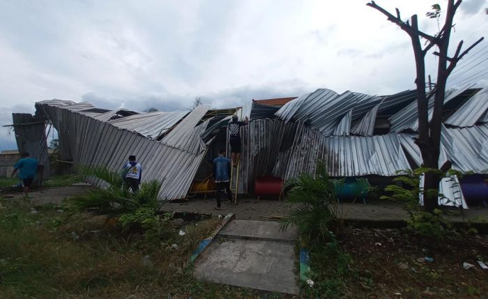 Cafe di Pasuruan Ambruk Diterjang Angin Puting Beliung, 6 Karyawan Selamat