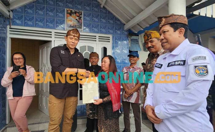 Menteri ATR/BPN Door To Door Serahkan Sertifikat Tanah di Probolinggo