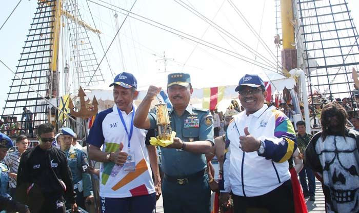 KRI Dewaruci Bawa Obor Asian Games XVIII ke Makassar Sulsel