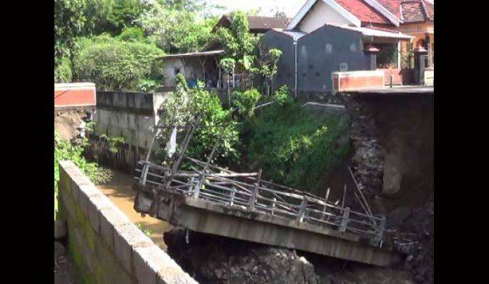 Baru 5 tahun, Jembatan di Desa Bulu Kediri Ambrol