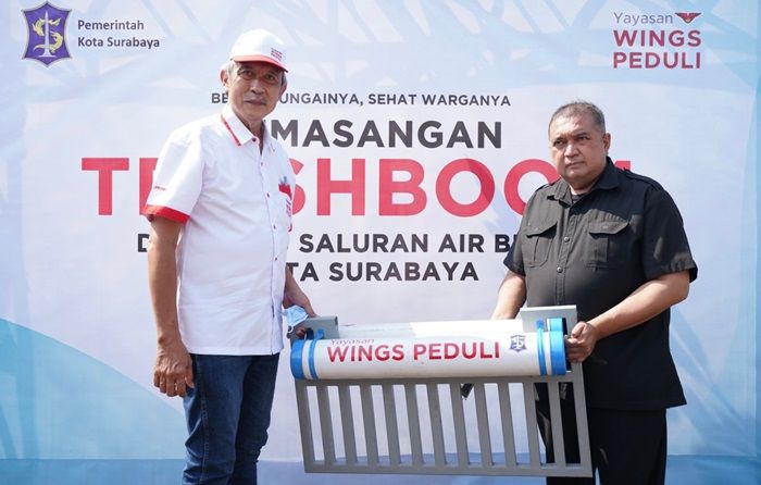 Wings Group Lakukan Pemasangan 5 Titik Trash Boom di Surabaya