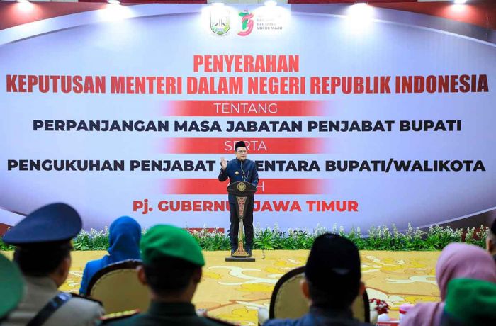 Pj Gubernur Jatim Kukuhkan 13 Pjs Bupati/Wali Kota dan Serahkan SK Perpanjangan untuk 8 Pj Bupati