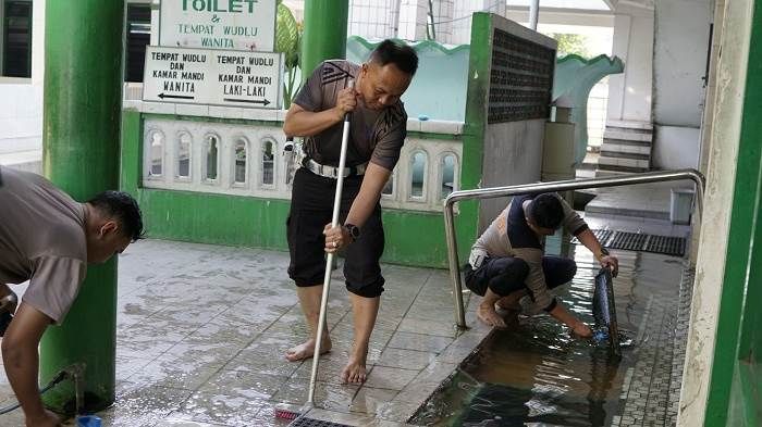 Gandeng Kanit Turjawali, Kanit Kamsel Polres Pasuruan Gelar Bakti Religi Bersih-Bersih Musala