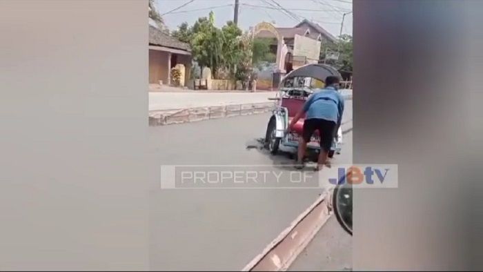  Viral, Bentor di Jombang Terjebak Jalan Cor Basah