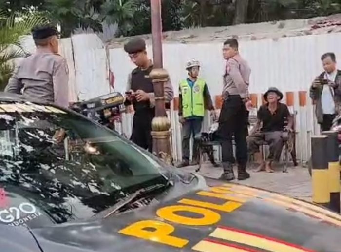 Anggota Patroli Polsek Jetis Gercep Tolong Pria yang Mendadak Sakit di Jalanan Mojokerto