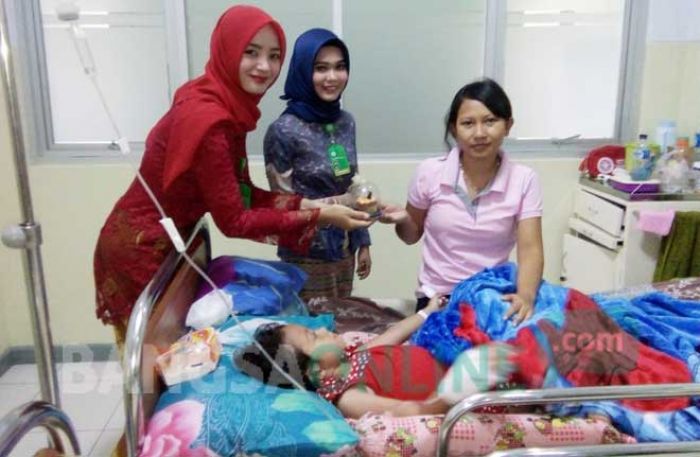 Sambut Hari Kartini, Pegawai RSNU Tuban Berkebaya dan Bagi-bagi Cokelat ke Pasien