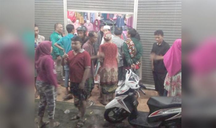 Ketahuan Bobol Bedak Pedagang, Pencuri di Pasar Gotong Royong Probolinggo Digebuki Warga