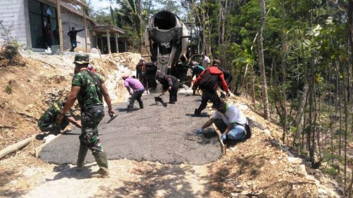 Satgas TMMD ke-106 Kodim 0810/Malang Batu Percepat Pengecoran Jalan Dusun Sumbersih ke Dusun Krajan