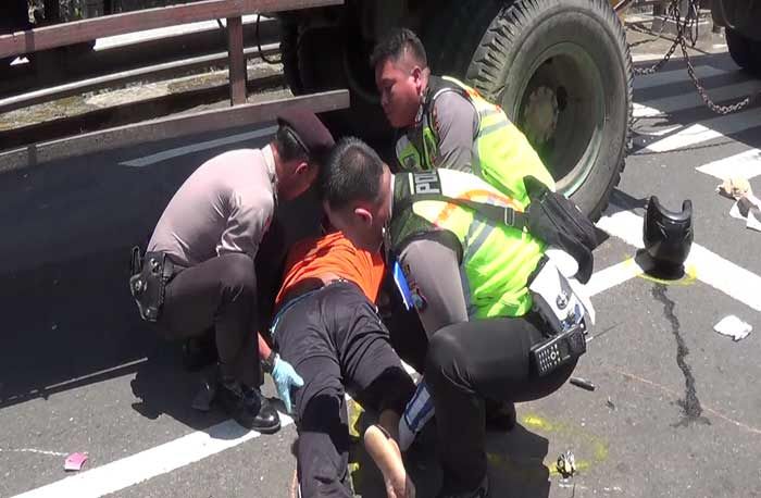 Pengendara Motor Tewas Terserempet Truk Gandeng di Pertigaan Herlingga Blitar