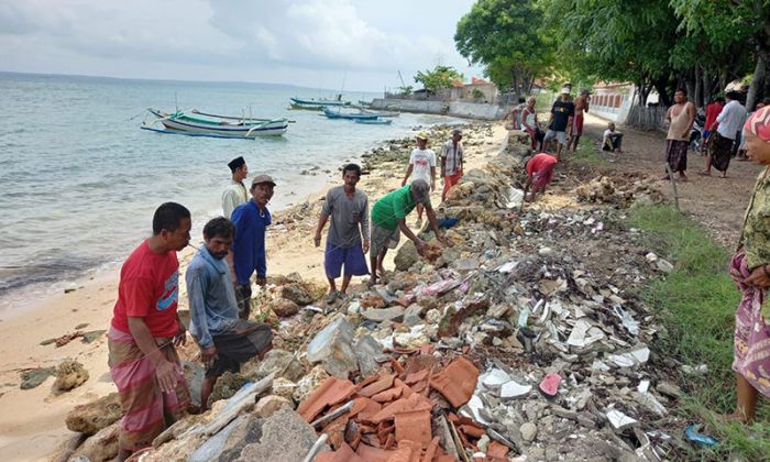 Warga Pesisir Desa Bringsang Sumenep Guyub Gotong Royong Benahi Tangkis Laut 