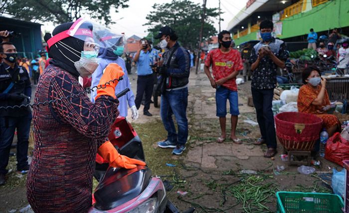 Pemkot Surabaya Blusukan Gelar Operasi Masker di Pasar Keputran