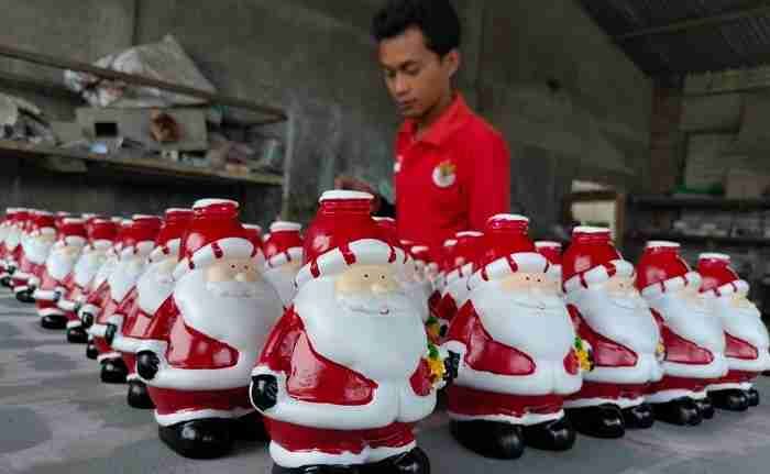 Jelang Natal, Perajin Suvenir Sinterklas di Jombang Kebanjiran Pesanan