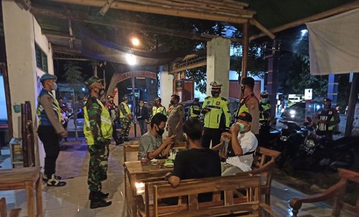 ​Duduk Tidak Jaga Jarak, 14 Pengunjung Kafe di Kota Kediri Terjaring Operasi Yustisi