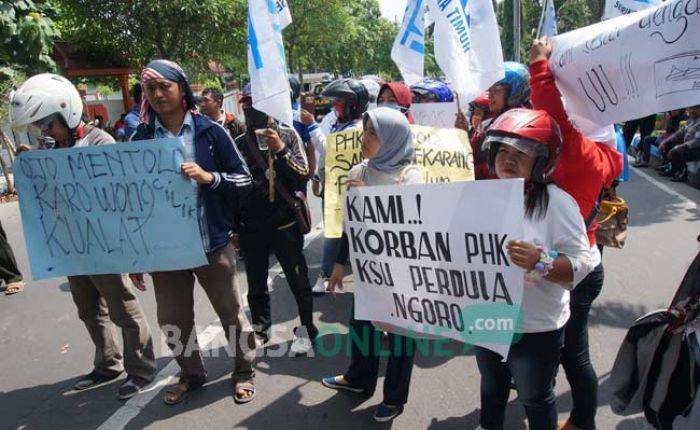Puluhan Buruh Dua Perusahaan di Jombang Demo Kantor Pemkab