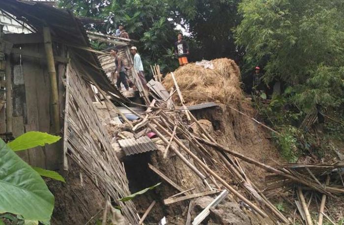 Terseret Abrasi Sungai Kening, Satu Rumah di Singgahan Ambruk