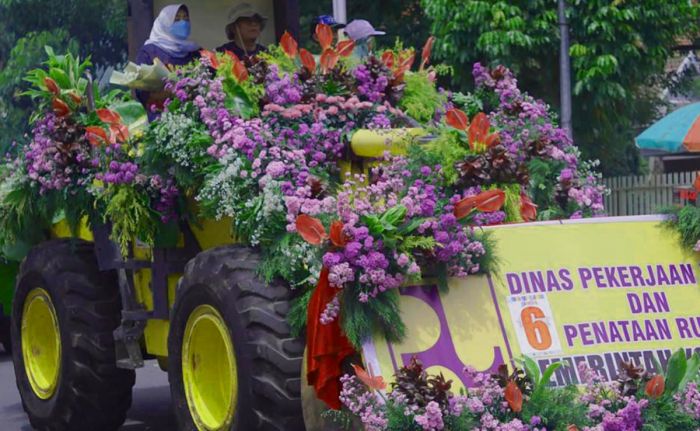 100 Mobil Hias dan Pawai Budaya Semarakkan Batu Art Flower Carnival