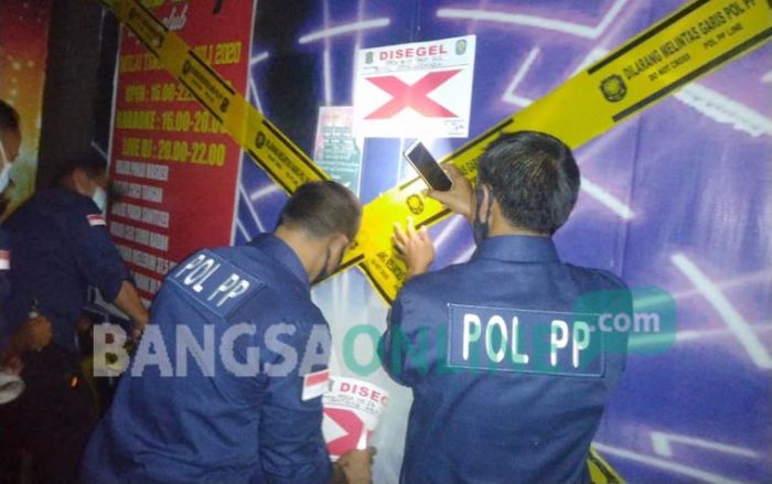 Tak Berizin, Red-Seven Karaoke Disegel Petugas Gabungan