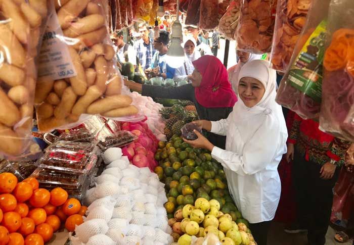 Khofifah Blusukan di Pasar Mojosari, Borong Janggelan untuk Dibagi
